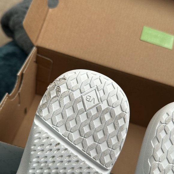 Vera Bradley size 8 Cloud flip flops. Preowned. See closeup of heels. - Picture 5 of 6